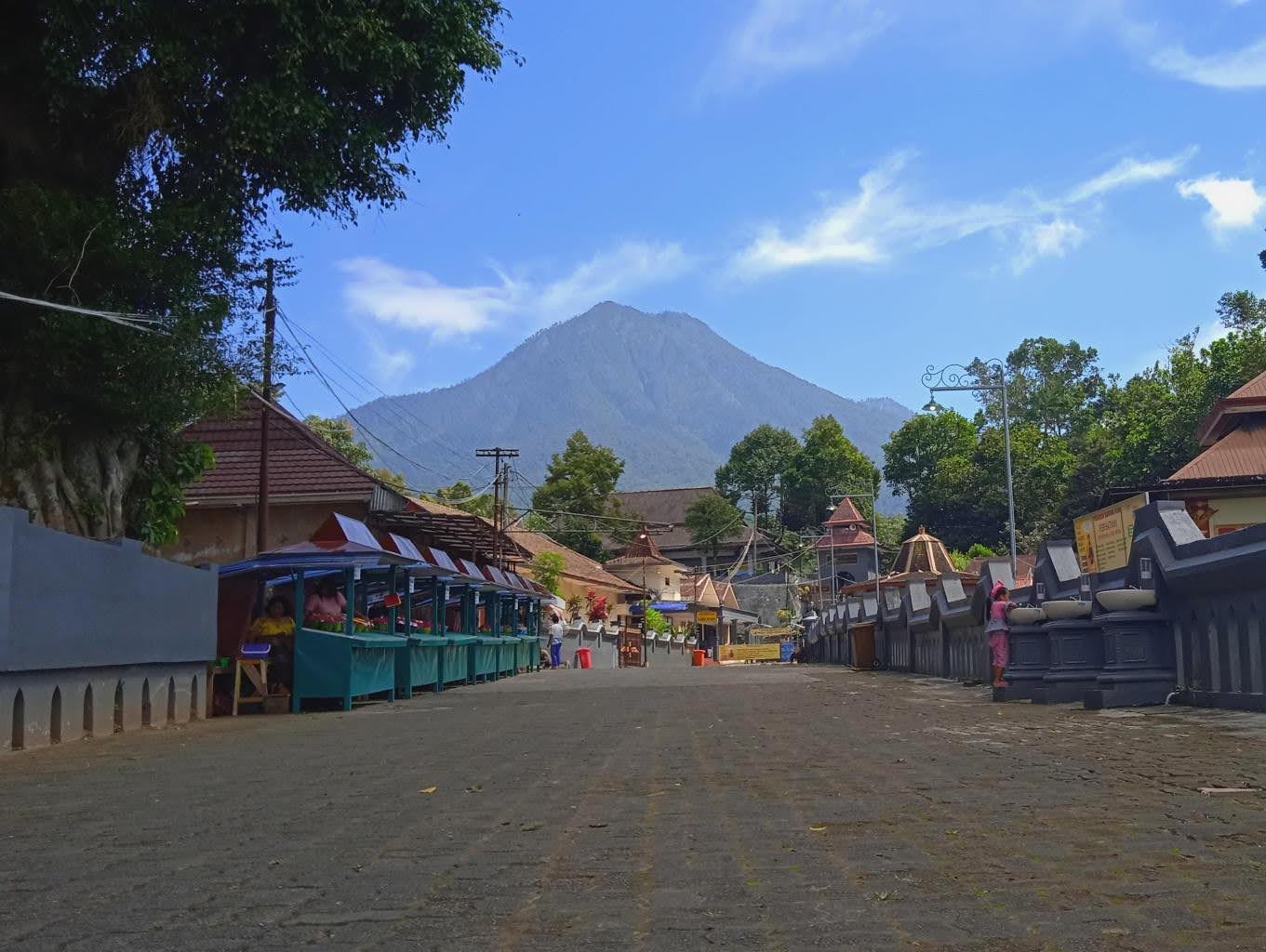 Harmoni Ritual Pesugihan Jawa - Tionghoa di Pesarean Gunung Kawi Malang
